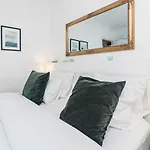 Sat2 - Modern 2 Bedroom With Ocean View Apartment *